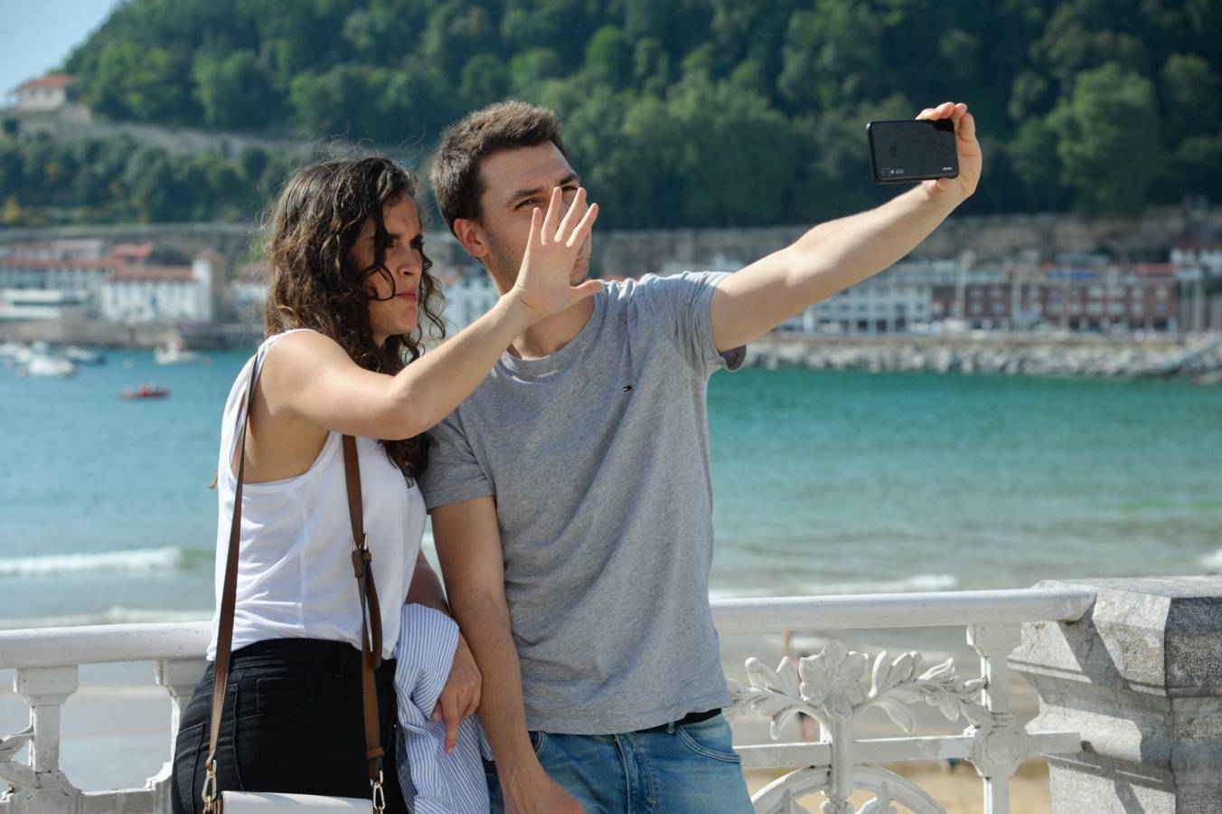 Los donostiarras han aprovechado los rayos de sol de la jornada para pasear por la playa