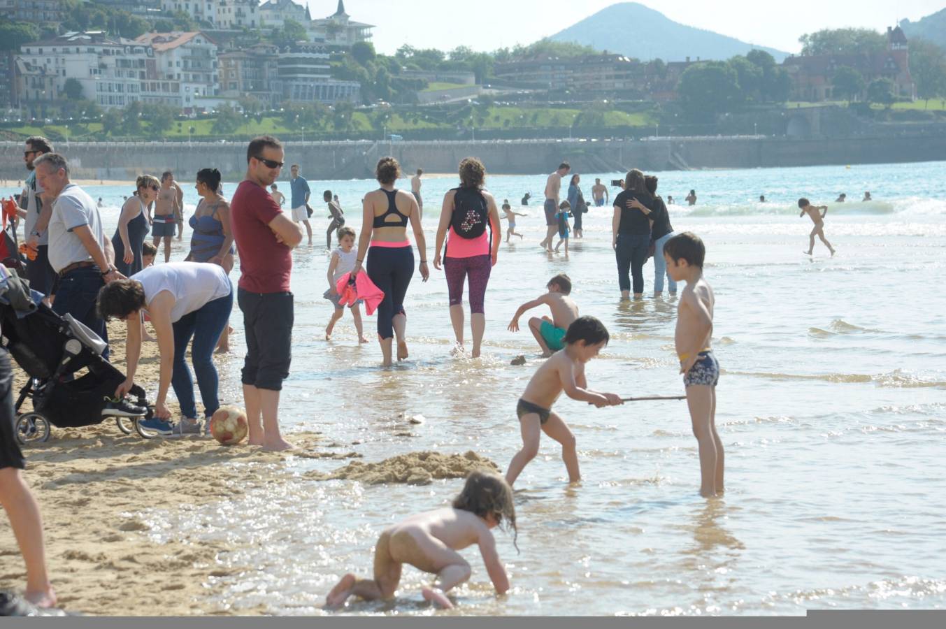 Los donostiarras han aprovechado los rayos de sol de la jornada para pasear por la playa