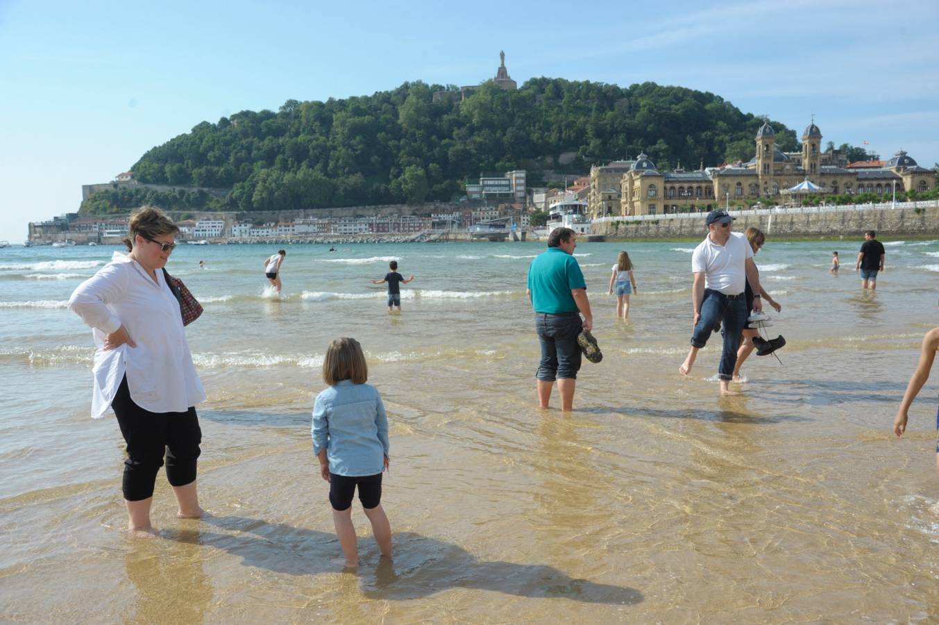 Los donostiarras han aprovechado los rayos de sol de la jornada para pasear por la playa