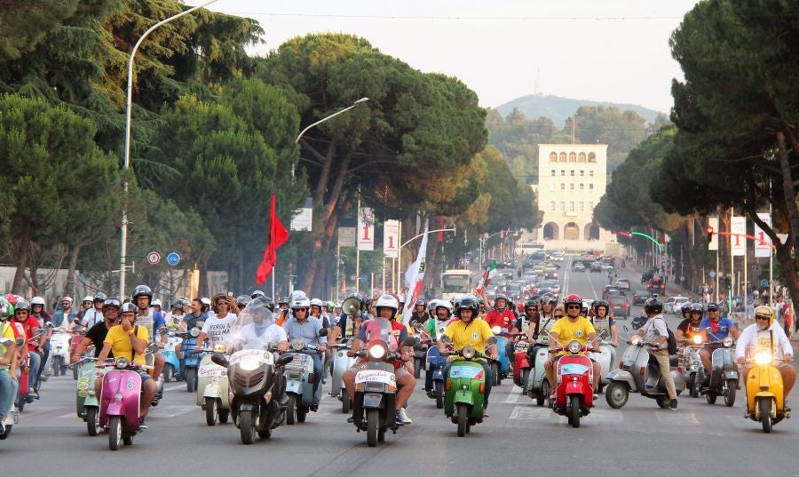 Más de 200 propietarios del legendario scooter Vespa se dan cita en Tirana, Albania. Estos fans de la Vespa se reunen en un evento organizado por el club Vespa de Acquaviva Delle Fonti di Bari en Albania.