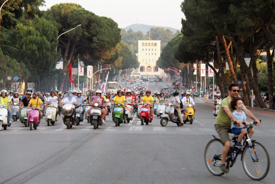 Más de 200 propietarios del legendario scooter Vespa se dan cita en Tirana, Albania. Estos fans de la Vespa se reunen en un evento organizado por el club Vespa de Acquaviva Delle Fonti di Bari en Albania.