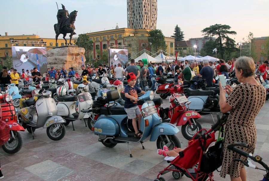 Más de 200 propietarios del legendario scooter Vespa se dan cita en Tirana, Albania. Estos fans de la Vespa se reunen en un evento organizado por el club Vespa de Acquaviva Delle Fonti di Bari en Albania.