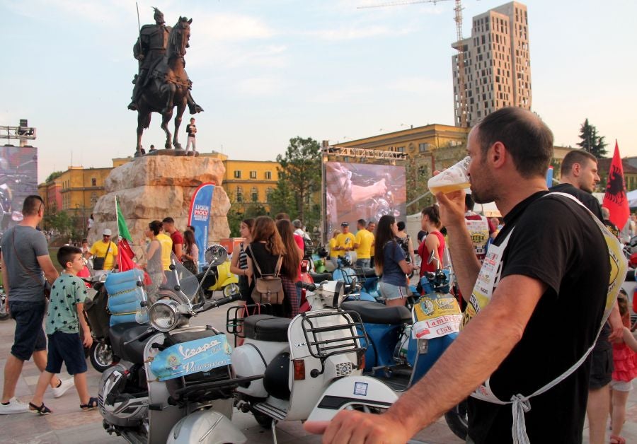 Más de 200 propietarios del legendario scooter Vespa se dan cita en Tirana, Albania. Estos fans de la Vespa se reunen en un evento organizado por el club Vespa de Acquaviva Delle Fonti di Bari en Albania.