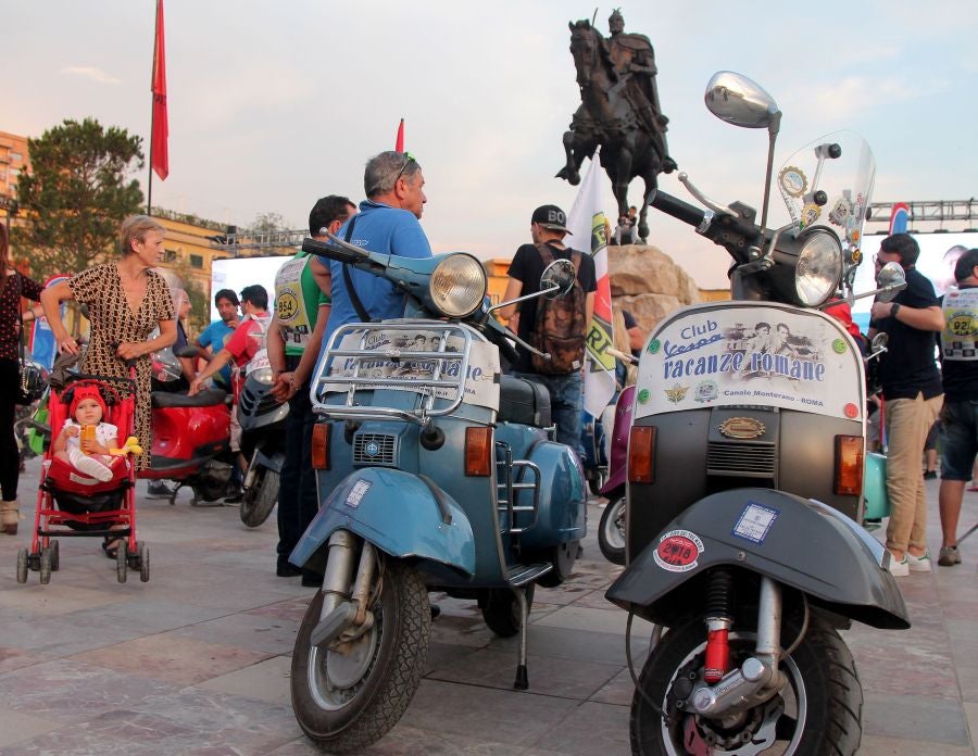 Más de 200 propietarios del legendario scooter Vespa se dan cita en Tirana, Albania. Estos fans de la Vespa se reunen en un evento organizado por el club Vespa de Acquaviva Delle Fonti di Bari en Albania.