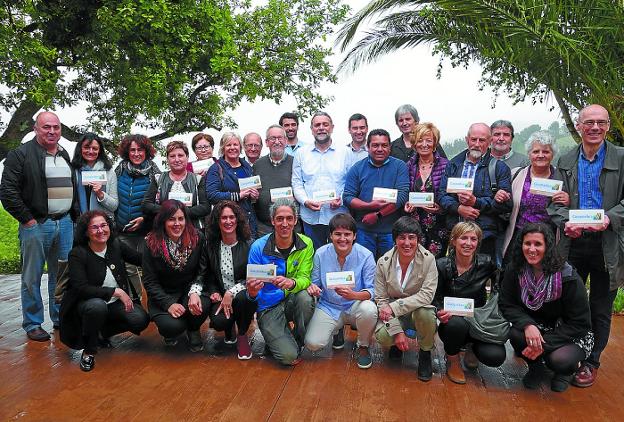 Foto de familia de la presentación de la red 'Geoparkezaleak'. 