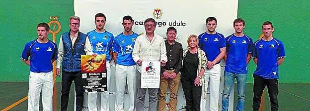 En Antzizar. Los pelotaris, el alcalde y la edil de deportes y los representantes de las empresas Aspe y Asegarce. 