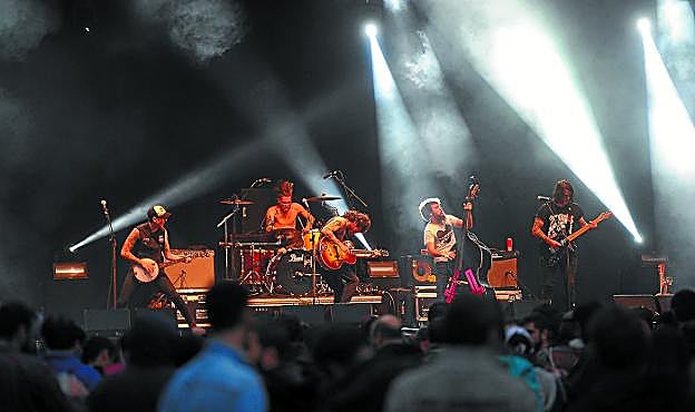 Marcha. Dead Bronco en plena descarga de rock sureño y energía en el escenario de Unbe. 
