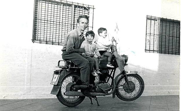'Antonio y sus sobrinos en el patio de casa, Vallecas, 1968'. 