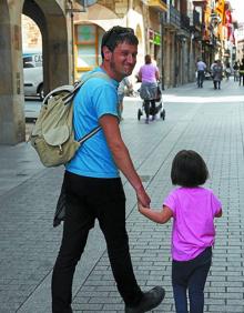 Imagen secundaria 2 - Arriba, Maria Luisa Modecilla con su marido José Javier Palacios; debajo, Rosa Markuleta y su amiga Jaione Aizpurua, y a la derecha, Gorka Solana con su hija. 