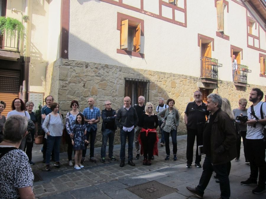 Bernardo Atxaga despertó el interés de los asistentes a la visita guiada que realizó en Asteasu para recordar diferentes pasajes de su obra 'Muskarraren bidea'. 