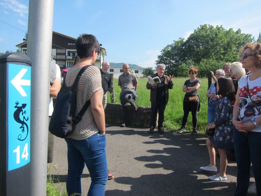 Bernardo Atxaga despertó el interés de los asistentes a la visita guiada que realizó en Asteasu para recordar diferentes pasajes de su obra 'Muskarraren bidea'. 