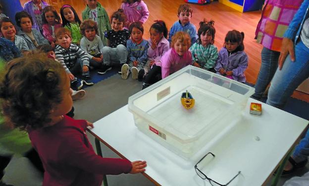 Los alumnos mayores enseñaron a los niños de 2 y 3 años el experimento del barco de vapor.