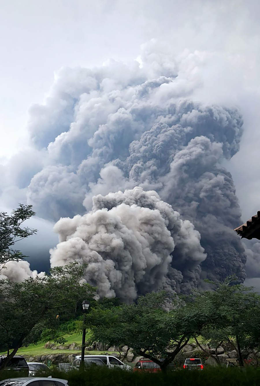 El volcán registró una devastadora erupción al expulsar columnas de ceniza y rocas, que también provocó el cierre temporal de las operaciones en el único aeropuerto internacional de Ciudad de Guatemala.