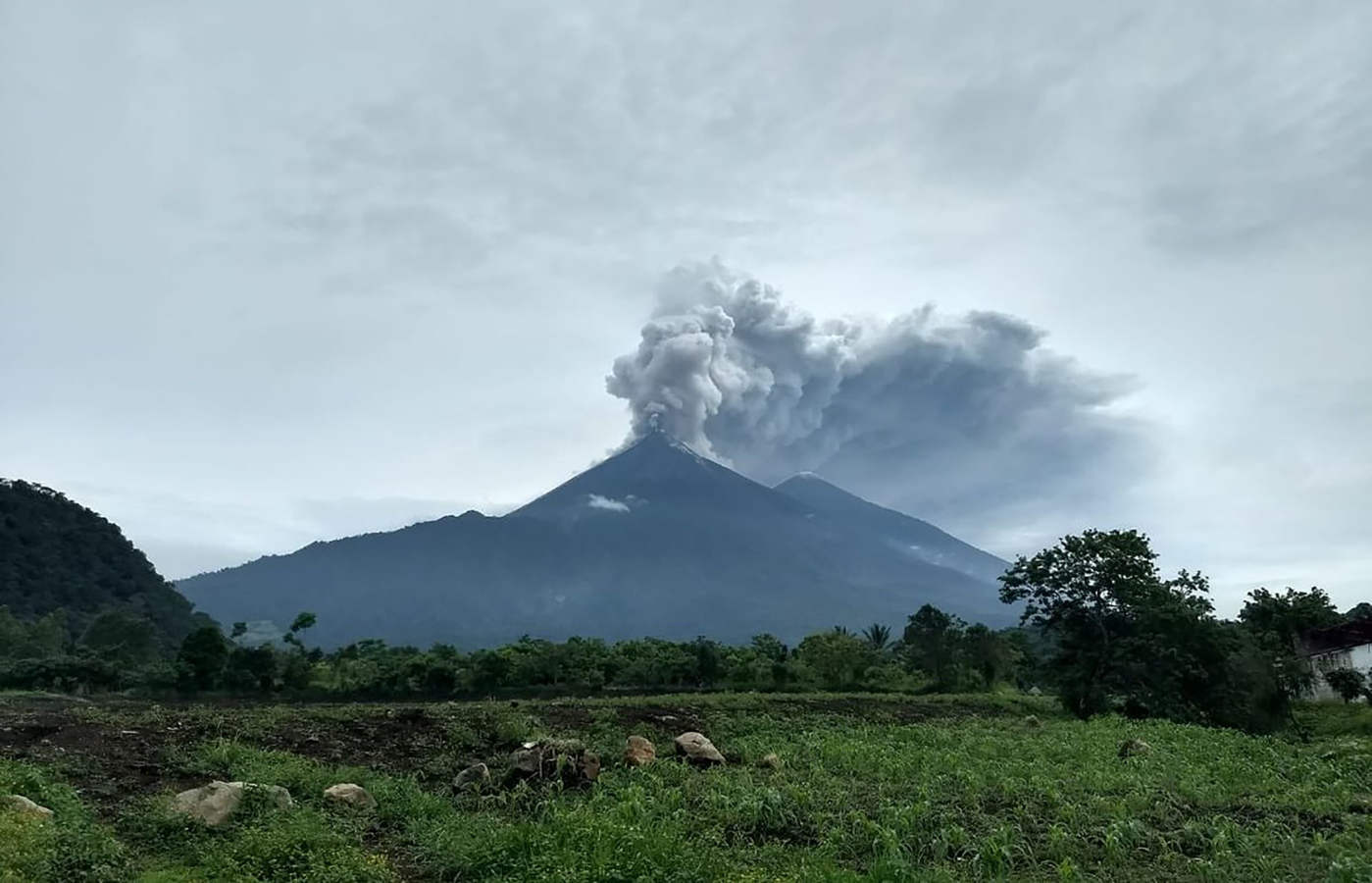 El volcán registró una devastadora erupción al expulsar columnas de ceniza y rocas, que también provocó el cierre temporal de las operaciones en el único aeropuerto internacional de Ciudad de Guatemala.