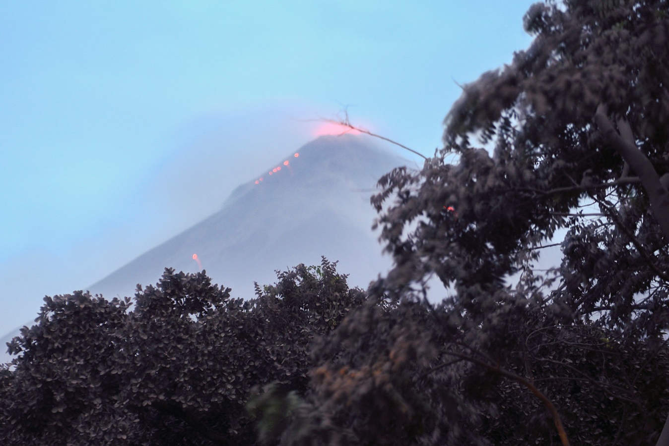 El volcán registró una devastadora erupción al expulsar columnas de ceniza y rocas, que también provocó el cierre temporal de las operaciones en el único aeropuerto internacional de Ciudad de Guatemala.