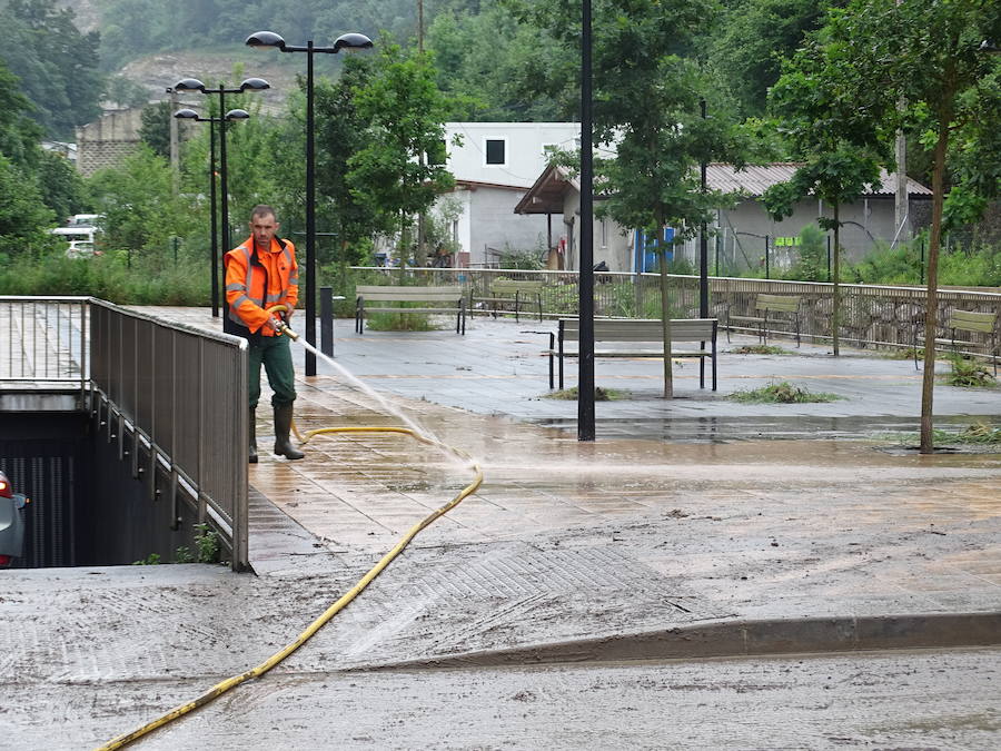 Antzuola y Bergara se enfrentan este lunes al día después de la intensa tromba de agua caída el domingo y que ha provocado daños en ambas localidades.