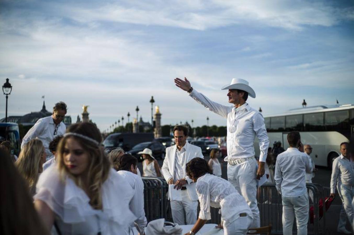 Miles de personas vestidas de blanco comparten una cena en Inválidos durante la 30ª edición de la cena en blanco 'Diner en Blanc' en París.