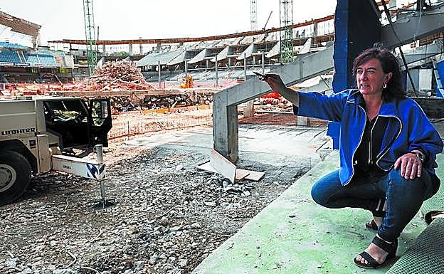 Larzabal, de cuclillas, entre los pilares sobre los que apoyará la tribuna principal baja del Estadio de Anoeta.