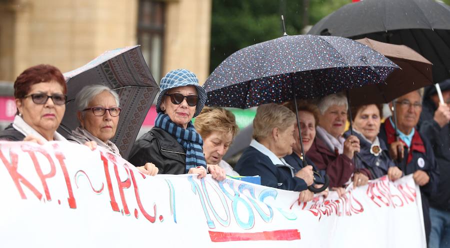 Un lunes más varios cientos de personas han participado en la Asamblea de Jubilados y Pensionistas de Alderdi Eder, en Donostia. «Rajoy ha caído y es para alegrarse», ha indicado un portavoz,, que ha indicado que los pensionistas pueden «tener dudas» respecto del nuevo jefe del Ejecutivo, Pedro Sánchez, «si se tiene en cuenta las reformas laborales y de pensiones que llevó a cabo el PSOE».