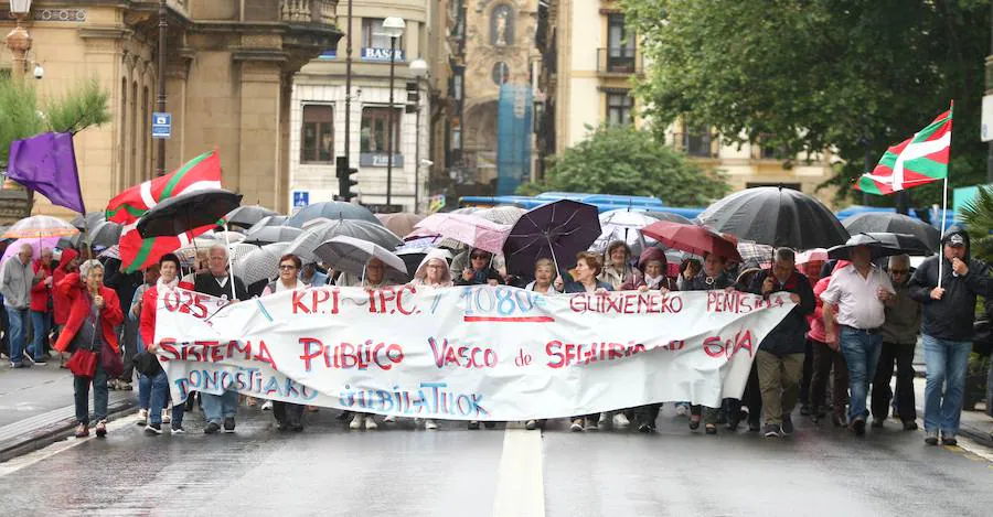 Un lunes más varios cientos de personas han participado en la Asamblea de Jubilados y Pensionistas de Alderdi Eder, en Donostia. «Rajoy ha caído y es para alegrarse», ha indicado un portavoz,, que ha indicado que los pensionistas pueden «tener dudas» respecto del nuevo jefe del Ejecutivo, Pedro Sánchez, «si se tiene en cuenta las reformas laborales y de pensiones que llevó a cabo el PSOE».