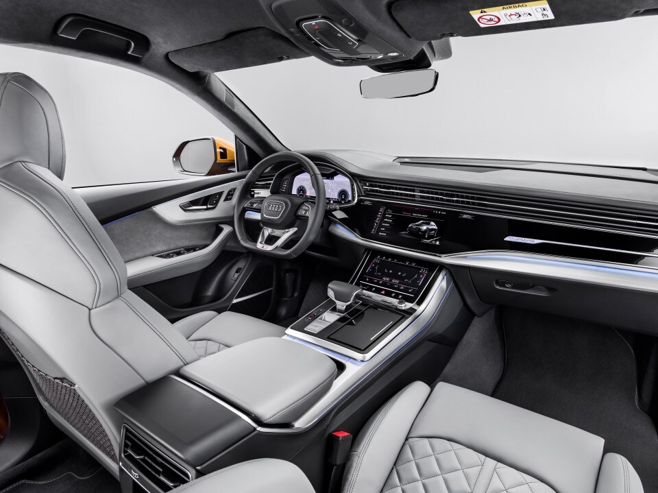El tope de la familia Q de Audi llega con el Q8, un modelo que combina la línea de un cupé de lujo de cuatro puertas con la versatilidad propia de un SUV de gran tamaño. Una de las novedades de diseño es la ancha parrilla de diseño octogonal.