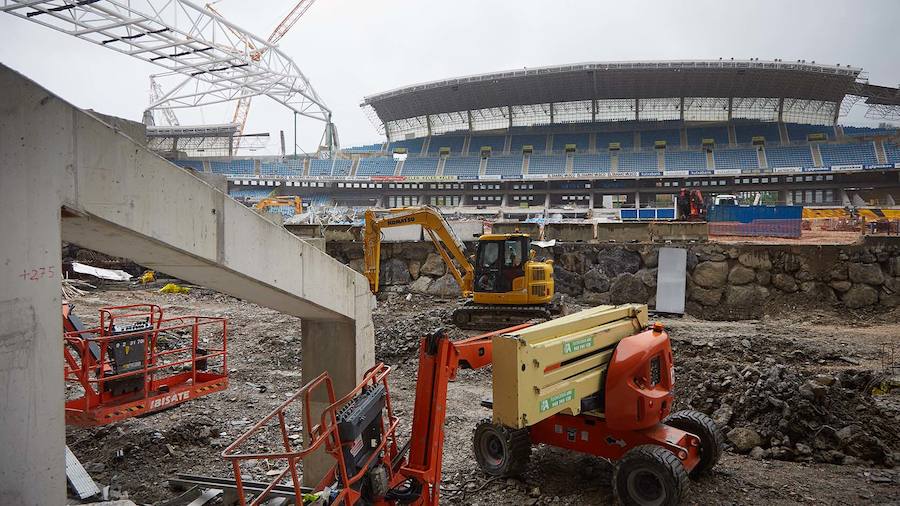 Las obras del estadio de Anoeta siguen su curso. El fondo sur sigue avanzando y los operarios siguen trabajando en las gradas de las tribunas bajas