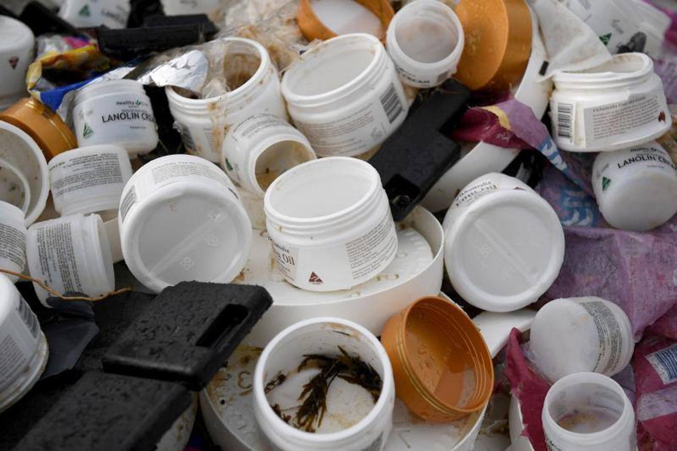 Grupos de limpieza limpian escombros en la playa en Hawks Nest cerca de Port Stephens, Nueva Gales del Sur (Australia). El buque portacontenedores YM Efficiency perdió 83 contenedores por la borda el 1 de junio y la basura de los contenedores se está acumulando en las playas a lo largo de la costa de Australia. 