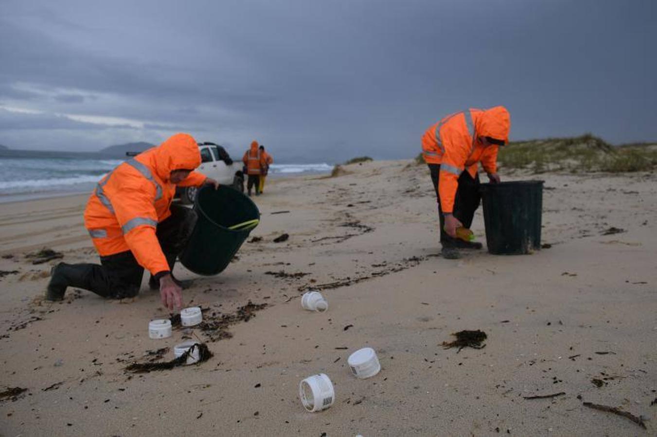 Grupos de limpieza limpian escombros en la playa en Hawks Nest cerca de Port Stephens, Nueva Gales del Sur (Australia). El buque portacontenedores YM Efficiency perdió 83 contenedores por la borda el 1 de junio y la basura de los contenedores se está acumulando en las playas a lo largo de la costa de Australia. 