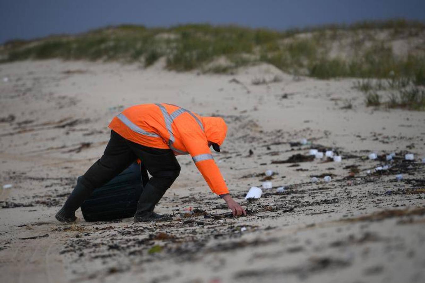 Grupos de limpieza limpian escombros en la playa en Hawks Nest cerca de Port Stephens, Nueva Gales del Sur (Australia). El buque portacontenedores YM Efficiency perdió 83 contenedores por la borda el 1 de junio y la basura de los contenedores se está acumulando en las playas a lo largo de la costa de Australia. 