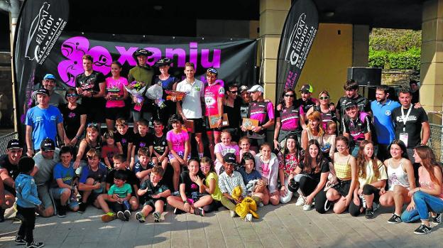 En Donibane. Participantes, colaboradores, espectadores y organizadores del V Triatlón-sprint de Xanju Kirol Kluba al término de la prueba.