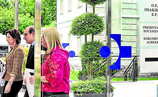 El consejero Darpón, Múgica e Iruretagoiena, ayer tarde antes de ofrecer explicaciones públicas en Vitoria.