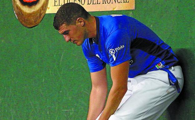 Álvaro Untoria, apoyado en la pared izquierda durante un partido. 