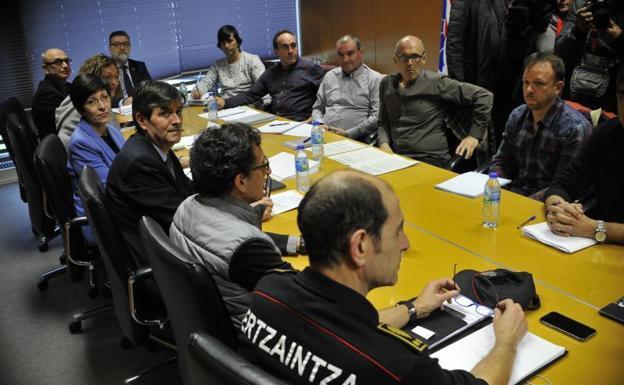 Una de las reuniones del Departamento de Seguridad con los responsables de los sindicatos de la Ertzaintza.