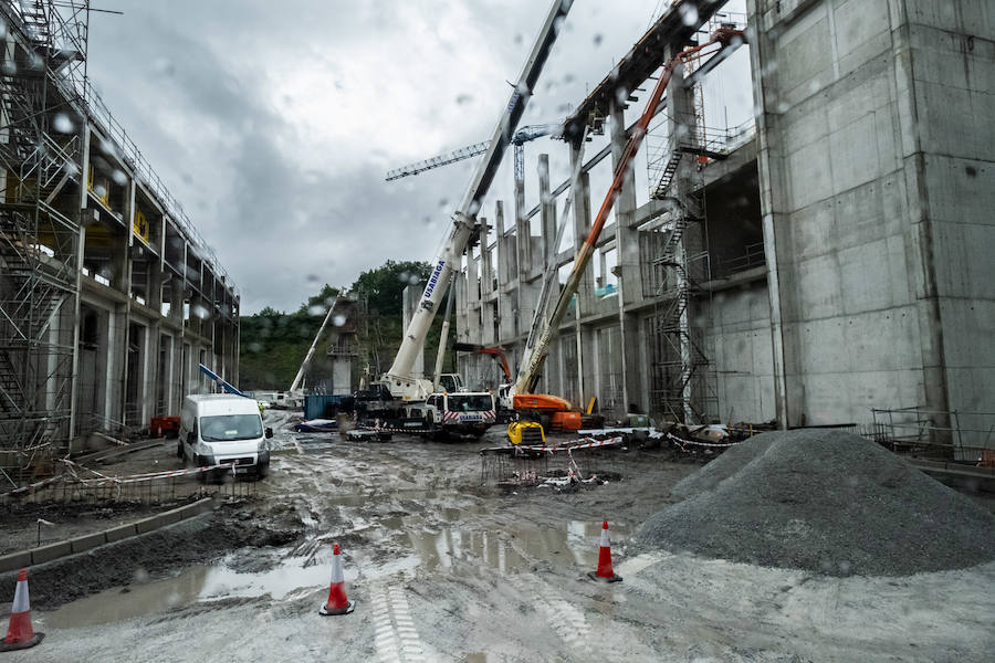 El diputado general, Markel Olano, y el presidente del Consorcio de Residuos y diputado de Medio Ambiente y Obras Hidráulicas, José Ignacio Asensio, han visitado las obras del Complejo Medioambiental de Gipuzkoa (CMG-1), en Zubieta. Durante el recorrido realizado, los responsables forales han comprobado el estado de los trabajos que ya han superado el 50% de su ejecución global y el 70% en lo que se refiere a las tareas de construcción y obra civil. 