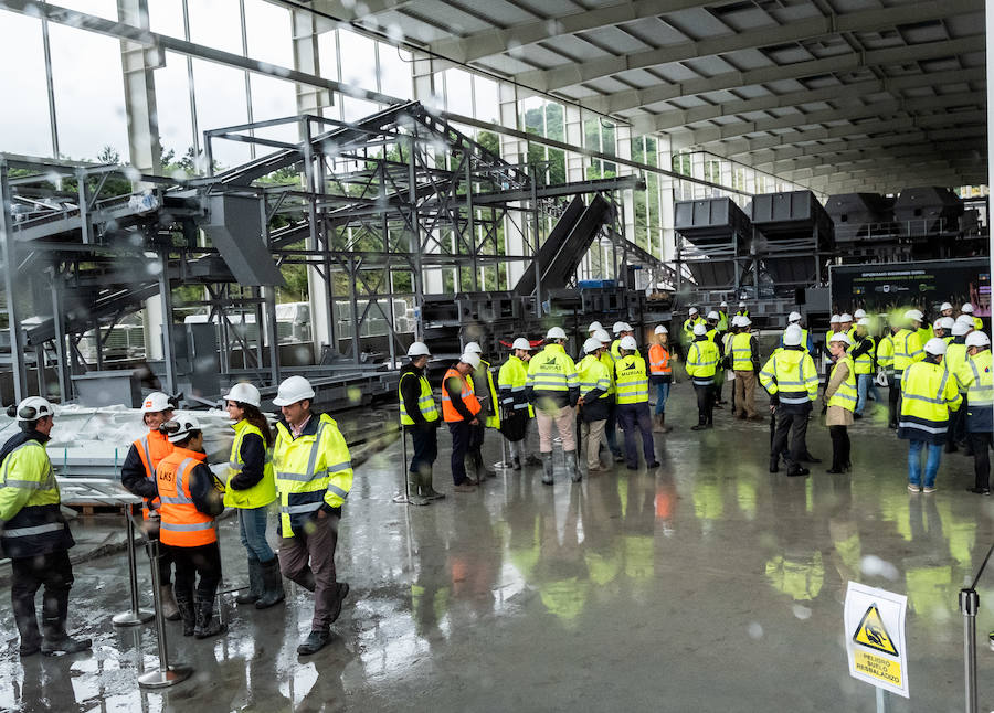 El diputado general, Markel Olano, y el presidente del Consorcio de Residuos y diputado de Medio Ambiente y Obras Hidráulicas, José Ignacio Asensio, han visitado las obras del Complejo Medioambiental de Gipuzkoa (CMG-1), en Zubieta. Durante el recorrido realizado, los responsables forales han comprobado el estado de los trabajos que ya han superado el 50% de su ejecución global y el 70% en lo que se refiere a las tareas de construcción y obra civil. 