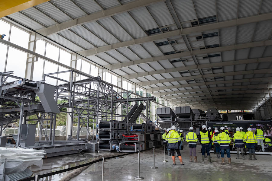 El diputado general, Markel Olano, y el presidente del Consorcio de Residuos y diputado de Medio Ambiente y Obras Hidráulicas, José Ignacio Asensio, han visitado las obras del Complejo Medioambiental de Gipuzkoa (CMG-1), en Zubieta. Durante el recorrido realizado, los responsables forales han comprobado el estado de los trabajos que ya han superado el 50% de su ejecución global y el 70% en lo que se refiere a las tareas de construcción y obra civil. 