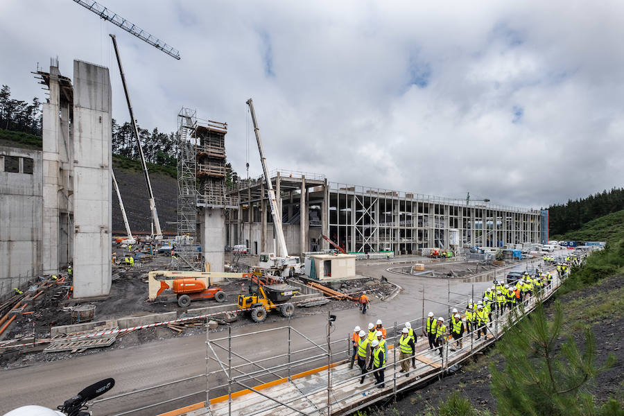 El diputado general, Markel Olano, y el presidente del Consorcio de Residuos y diputado de Medio Ambiente y Obras Hidráulicas, José Ignacio Asensio, han visitado las obras del Complejo Medioambiental de Gipuzkoa (CMG-1), en Zubieta. Durante el recorrido realizado, los responsables forales han comprobado el estado de los trabajos que ya han superado el 50% de su ejecución global y el 70% en lo que se refiere a las tareas de construcción y obra civil. 