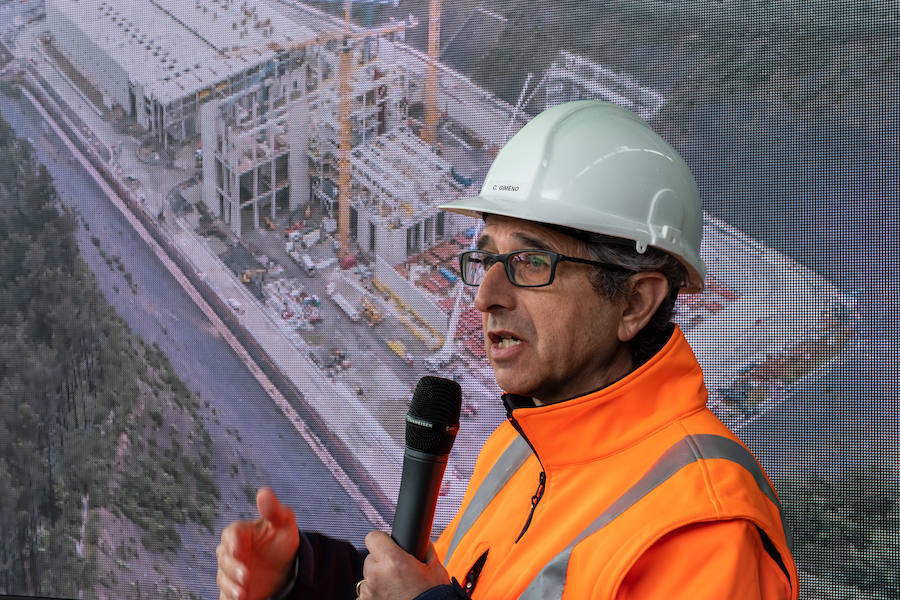 El diputado general, Markel Olano, y el presidente del Consorcio de Residuos y diputado de Medio Ambiente y Obras Hidráulicas, José Ignacio Asensio, han visitado las obras del Complejo Medioambiental de Gipuzkoa (CMG-1), en Zubieta. Durante el recorrido realizado, los responsables forales han comprobado el estado de los trabajos que ya han superado el 50% de su ejecución global y el 70% en lo que se refiere a las tareas de construcción y obra civil. 