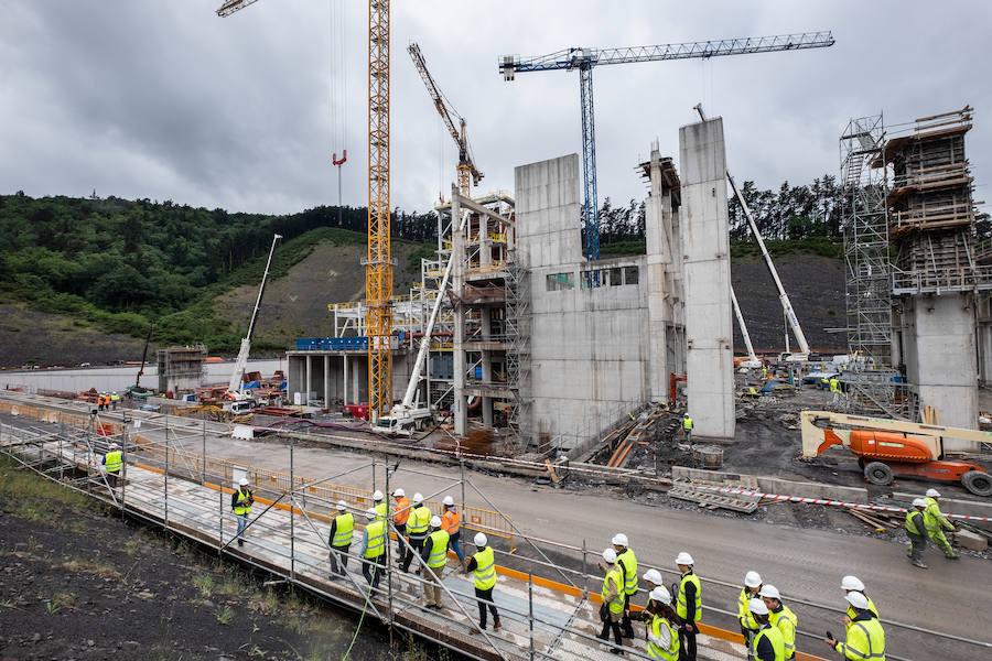El diputado general, Markel Olano, y el presidente del Consorcio de Residuos y diputado de Medio Ambiente y Obras Hidráulicas, José Ignacio Asensio, han visitado las obras del Complejo Medioambiental de Gipuzkoa (CMG-1), en Zubieta. Durante el recorrido realizado, los responsables forales han comprobado el estado de los trabajos que ya han superado el 50% de su ejecución global y el 70% en lo que se refiere a las tareas de construcción y obra civil. 