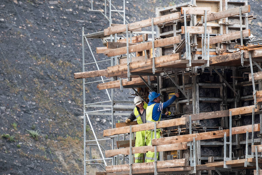 El diputado general, Markel Olano, y el presidente del Consorcio de Residuos y diputado de Medio Ambiente y Obras Hidráulicas, José Ignacio Asensio, han visitado las obras del Complejo Medioambiental de Gipuzkoa (CMG-1), en Zubieta. Durante el recorrido realizado, los responsables forales han comprobado el estado de los trabajos que ya han superado el 50% de su ejecución global y el 70% en lo que se refiere a las tareas de construcción y obra civil. 