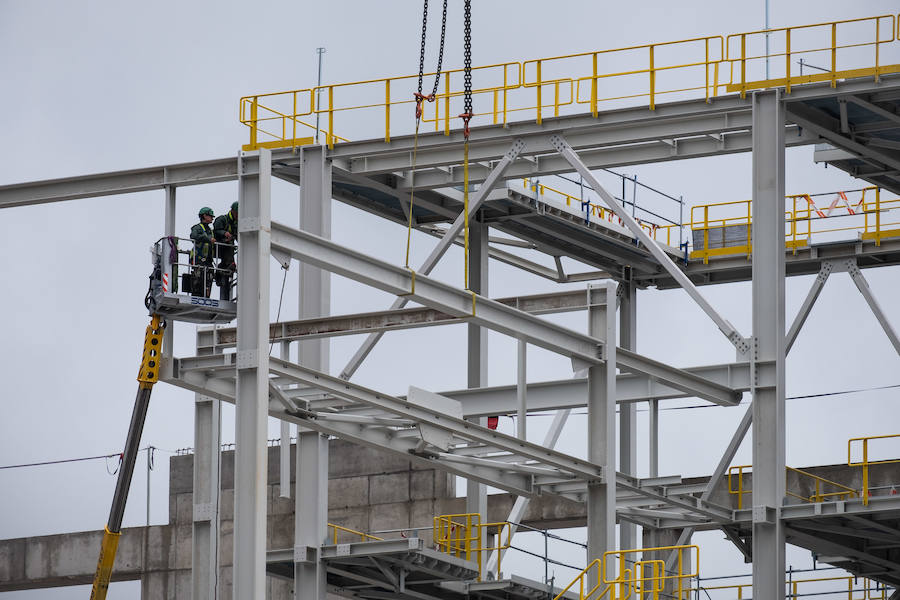 El diputado general, Markel Olano, y el presidente del Consorcio de Residuos y diputado de Medio Ambiente y Obras Hidráulicas, José Ignacio Asensio, han visitado las obras del Complejo Medioambiental de Gipuzkoa (CMG-1), en Zubieta. Durante el recorrido realizado, los responsables forales han comprobado el estado de los trabajos que ya han superado el 50% de su ejecución global y el 70% en lo que se refiere a las tareas de construcción y obra civil. 