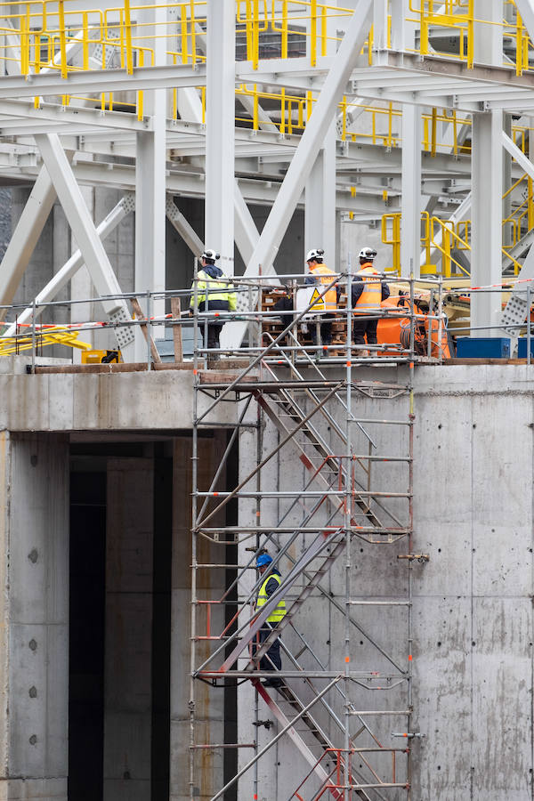 El diputado general, Markel Olano, y el presidente del Consorcio de Residuos y diputado de Medio Ambiente y Obras Hidráulicas, José Ignacio Asensio, han visitado las obras del Complejo Medioambiental de Gipuzkoa (CMG-1), en Zubieta. Durante el recorrido realizado, los responsables forales han comprobado el estado de los trabajos que ya han superado el 50% de su ejecución global y el 70% en lo que se refiere a las tareas de construcción y obra civil. 