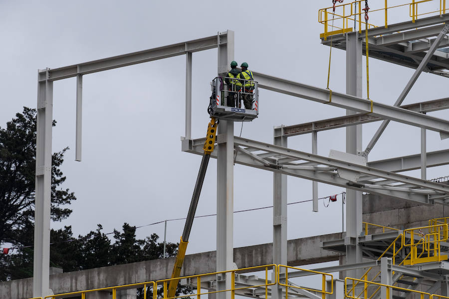 El diputado general, Markel Olano, y el presidente del Consorcio de Residuos y diputado de Medio Ambiente y Obras Hidráulicas, José Ignacio Asensio, han visitado las obras del Complejo Medioambiental de Gipuzkoa (CMG-1), en Zubieta. Durante el recorrido realizado, los responsables forales han comprobado el estado de los trabajos que ya han superado el 50% de su ejecución global y el 70% en lo que se refiere a las tareas de construcción y obra civil. 