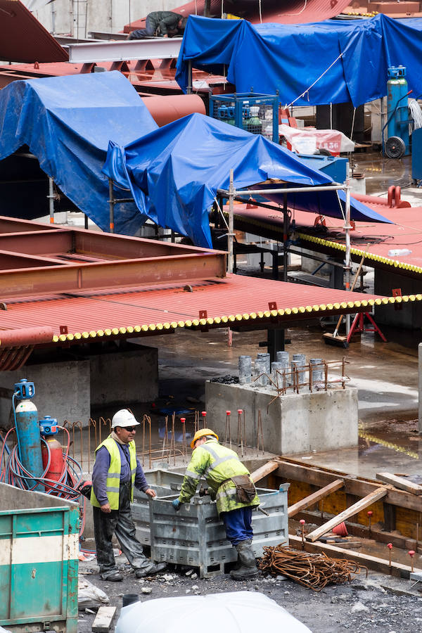 El diputado general, Markel Olano, y el presidente del Consorcio de Residuos y diputado de Medio Ambiente y Obras Hidráulicas, José Ignacio Asensio, han visitado las obras del Complejo Medioambiental de Gipuzkoa (CMG-1), en Zubieta. Durante el recorrido realizado, los responsables forales han comprobado el estado de los trabajos que ya han superado el 50% de su ejecución global y el 70% en lo que se refiere a las tareas de construcción y obra civil. 