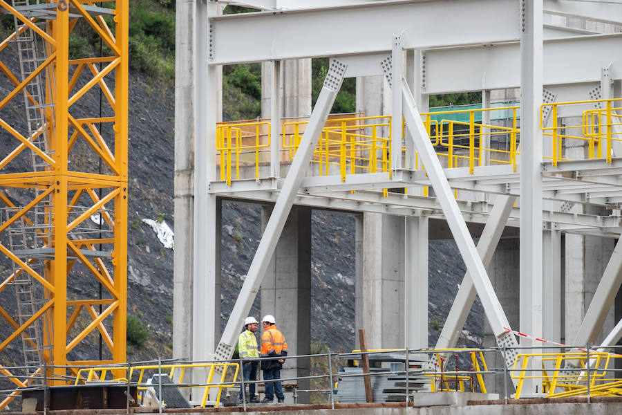 El diputado general, Markel Olano, y el presidente del Consorcio de Residuos y diputado de Medio Ambiente y Obras Hidráulicas, José Ignacio Asensio, han visitado las obras del Complejo Medioambiental de Gipuzkoa (CMG-1), en Zubieta. Durante el recorrido realizado, los responsables forales han comprobado el estado de los trabajos que ya han superado el 50% de su ejecución global y el 70% en lo que se refiere a las tareas de construcción y obra civil. 