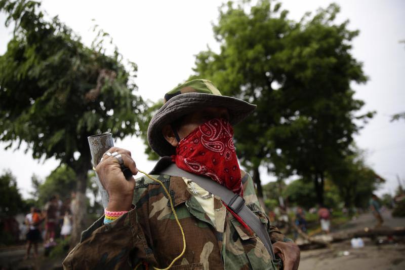 Manifestantes cargan morteros caseros, en Masaya (Nicaragua). Masaya era color. Era música y era diversión. Artistas en vivo y teatro callejero. Era la capital del folclore nicaragüense. La auténtica demostración del heroísmo nacional desde la época de la colonización. Pero ahora es miedo. Es canguelo y desconfianza. Su gente se organiza «para lo que venga». 