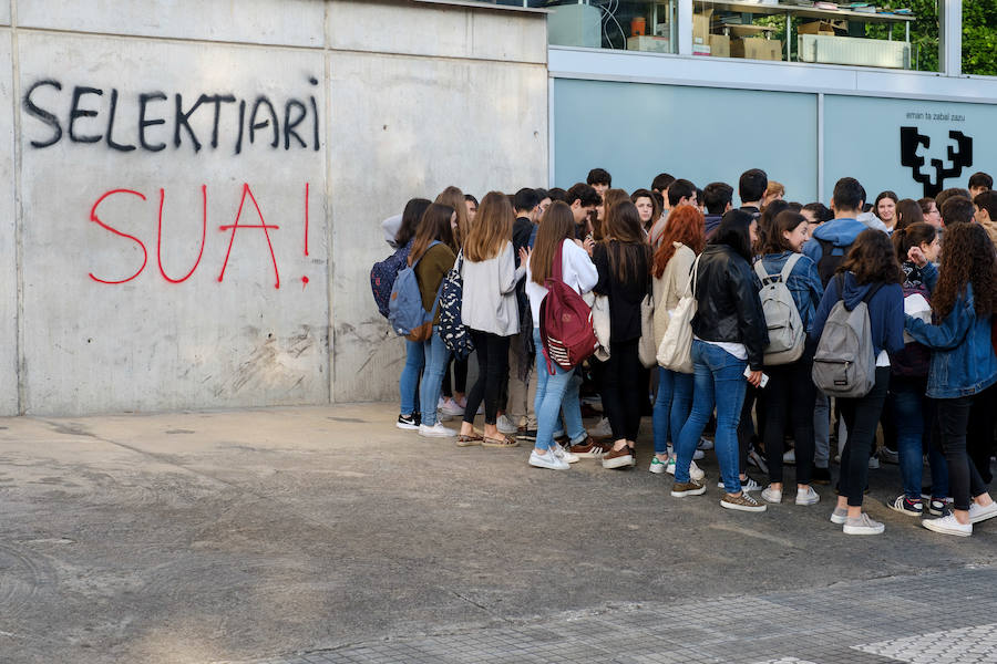 Más de 11.000 alumnos vascos han iniciado esta mañana las pruebas de acceso a la universidad. Las prueba de selectividad durarán tres días,