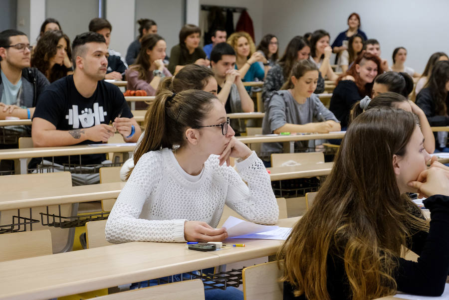 Más de 11.000 alumnos vascos han iniciado esta mañana las pruebas de acceso a la universidad. Las prueba de selectividad durarán tres días,