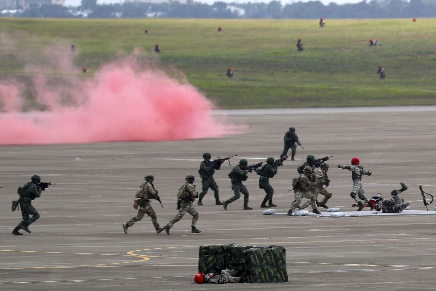 Soldados taiwaneses participan en el 34º ejercicio militar anual Han Kuang (Gloria china), en la ciudad de Nueva Taipei, Taiwán en el que se recrea un ataque proveniente de China. 