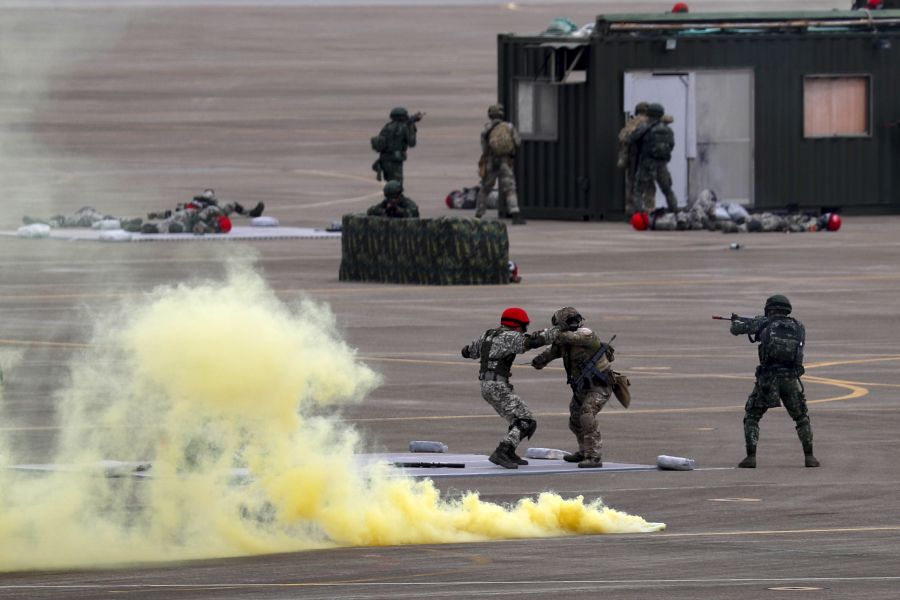 Soldados taiwaneses participan en el 34º ejercicio militar anual Han Kuang (Gloria china), en la ciudad de Nueva Taipei, Taiwán en el que se recrea un ataque proveniente de China. 